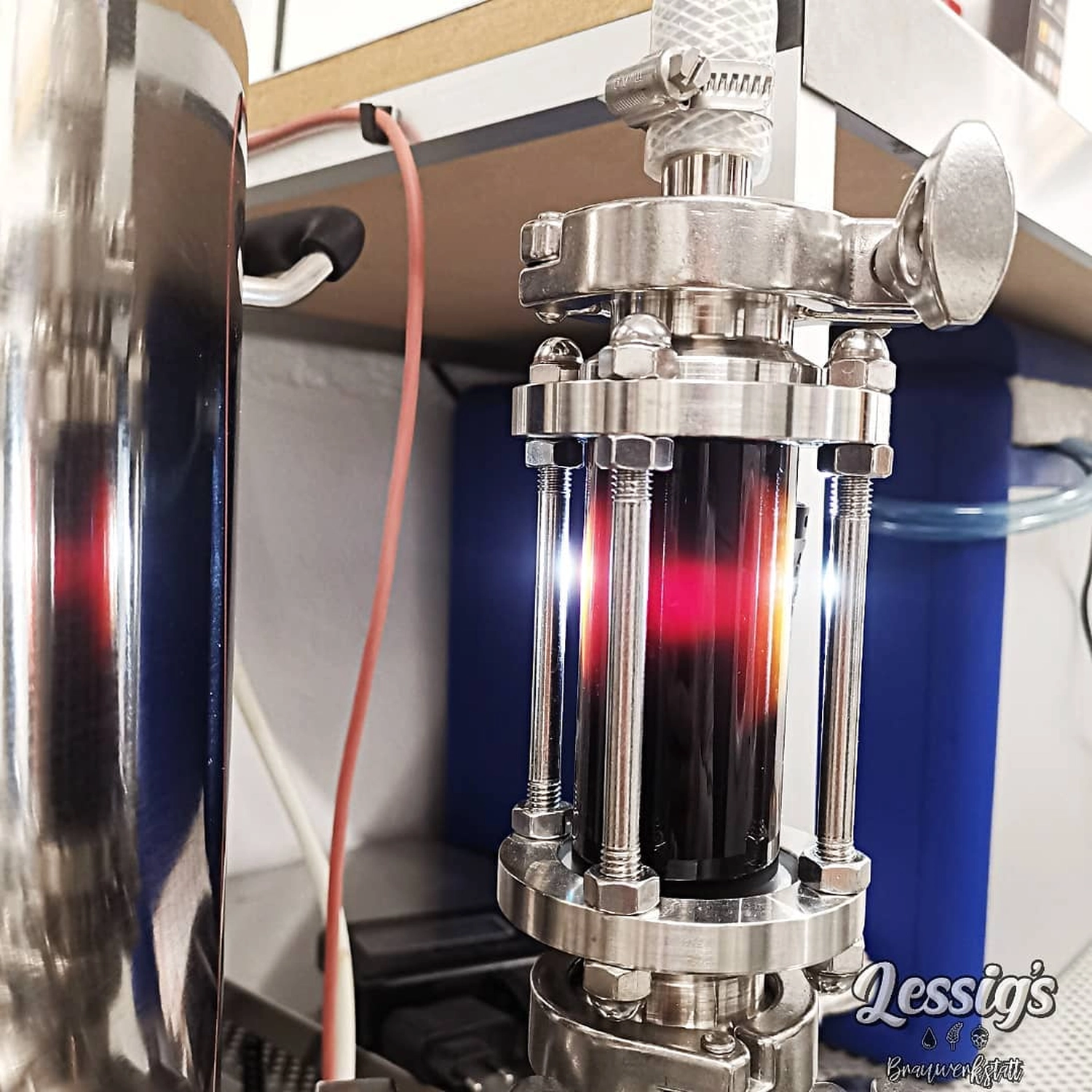 Lessigs Brauwerkstatt GmbH – Bei dem abgebildeten Artikel handelt es sich um eine Kammer in Laborqualität, die häufig für triaxiale Druckprüfungen von Materialien wie Erde oder zur Überwachung von Brauprozessen in einer Brauerei verwendet wird.