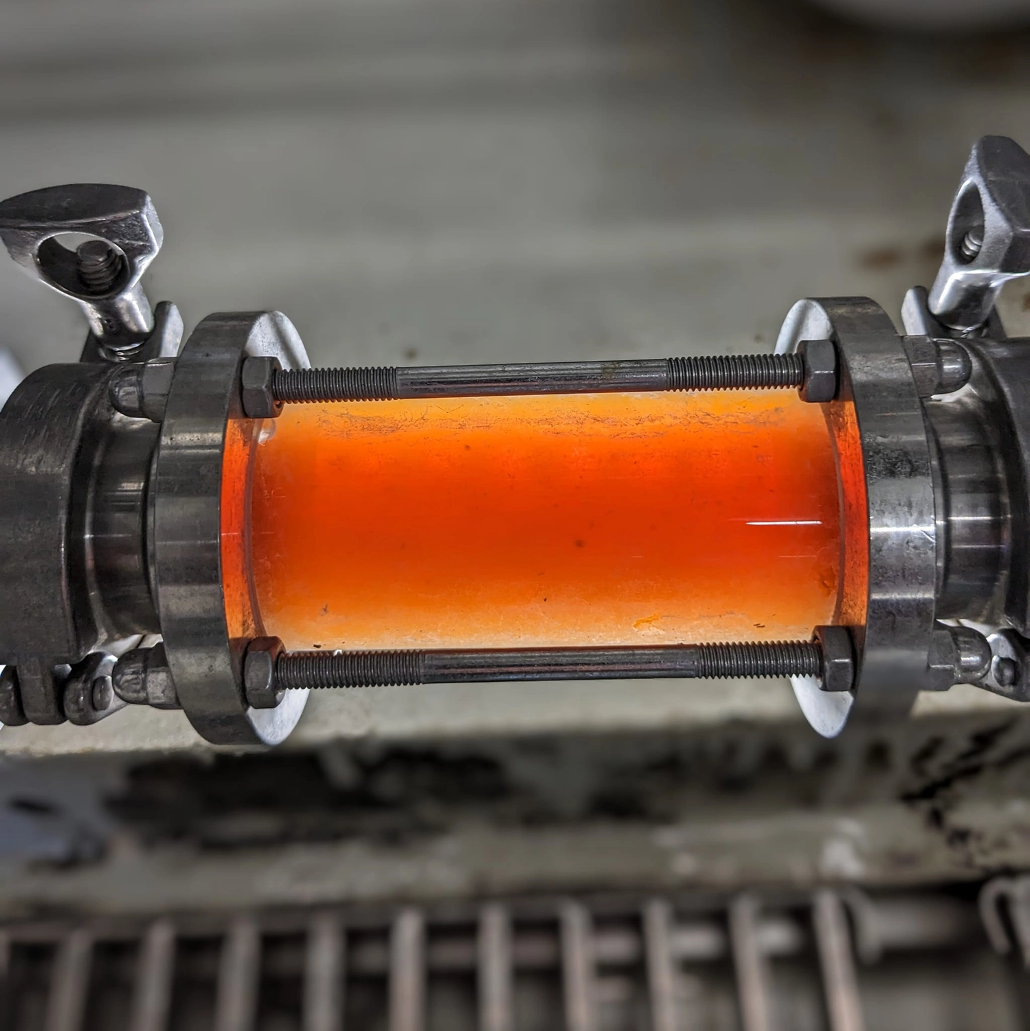 Lessigs Brauwerkstatt GmbH – Bei dem abgebildeten Artikel handelt es sich um ein industrielles Schauglas, das zur Überwachung des Durchflusses und der Qualität einer Flüssigkeit, beispielsweise Bier, während eines Brauerei-Transferprozesses verwendet wird.