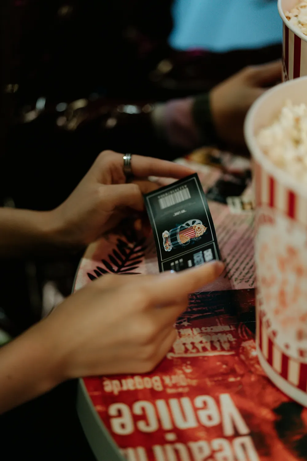 Lessigs Brauwerkstatt GmbH – Dieses Bild zeigt eine Olivenöl-Extraktionsmaschine in einer Produktionsanlage, wahrscheinlich während des Trennprozesses.